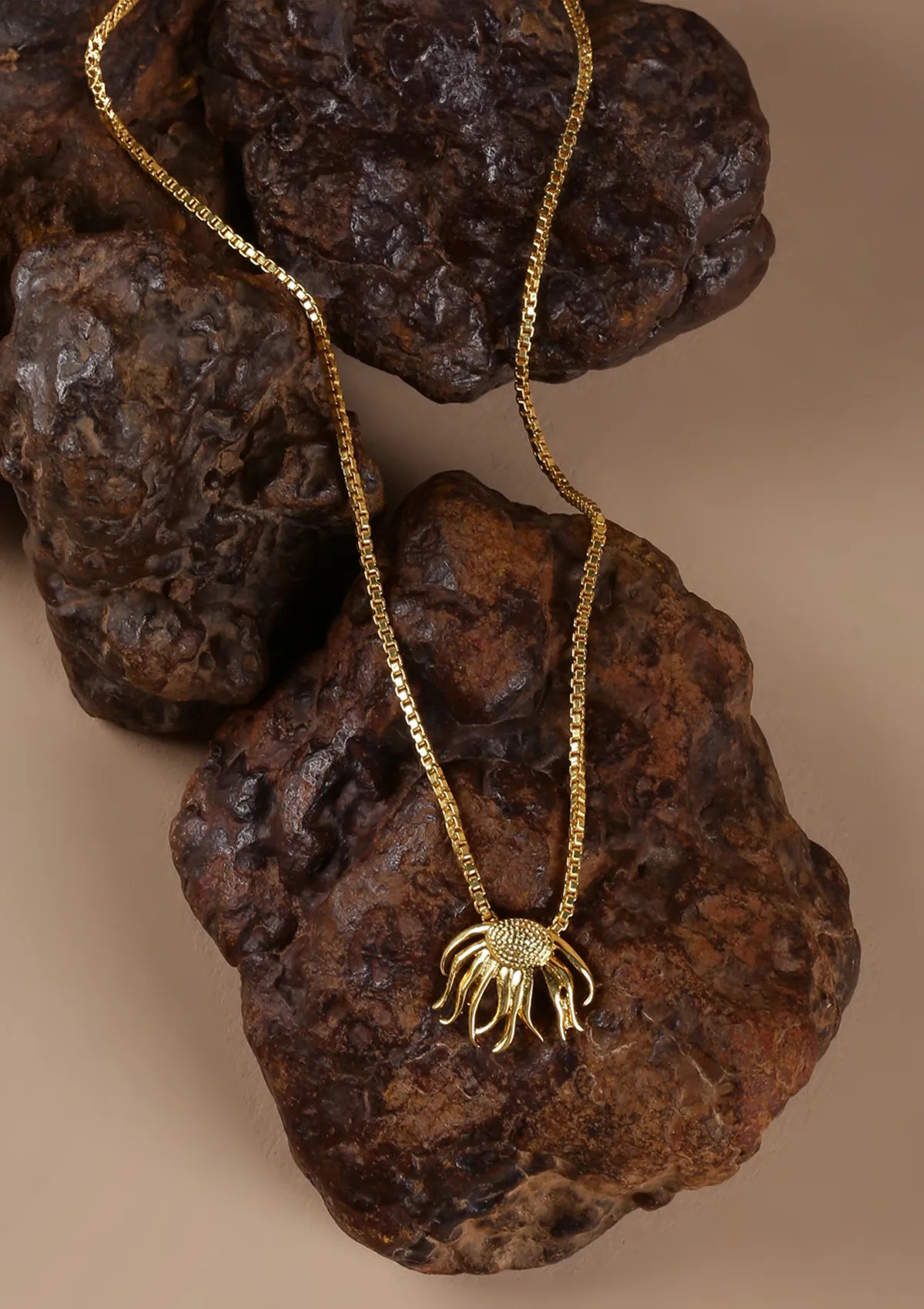 Online Delicate Flower Pendant Necklace