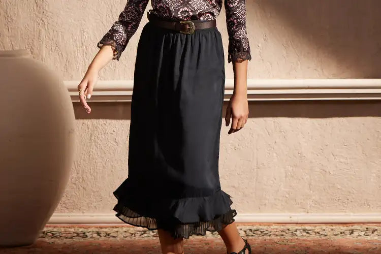 Zaynab - Black pleated hem trumpet skirt - IshqME