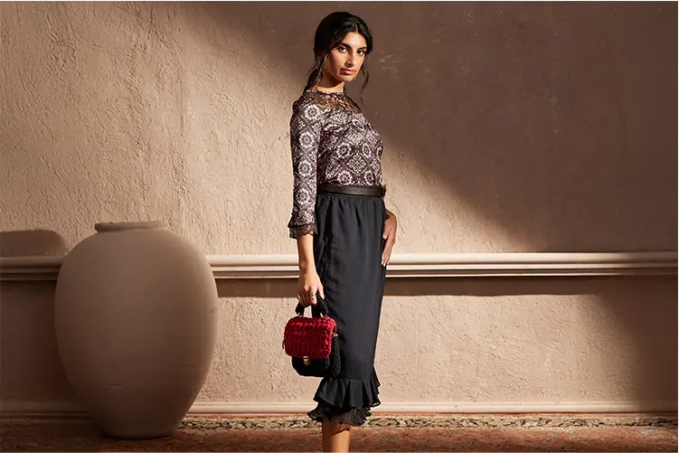 Zaynab - Black pleated hem trumpet skirt - IshqME