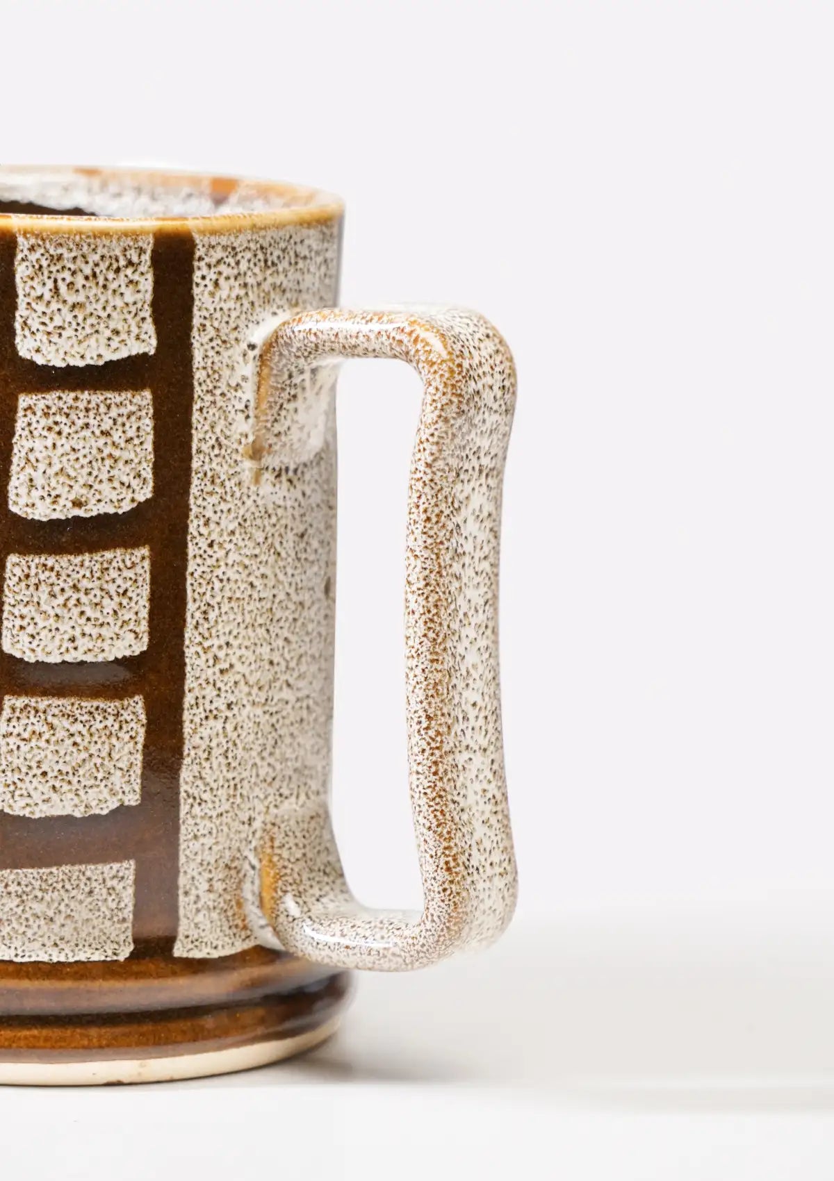 Ceramic drinking mug in Cream & brown