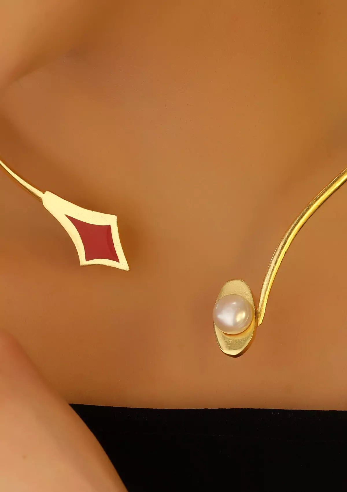 Gold plated enamel pearl fashion choker for women