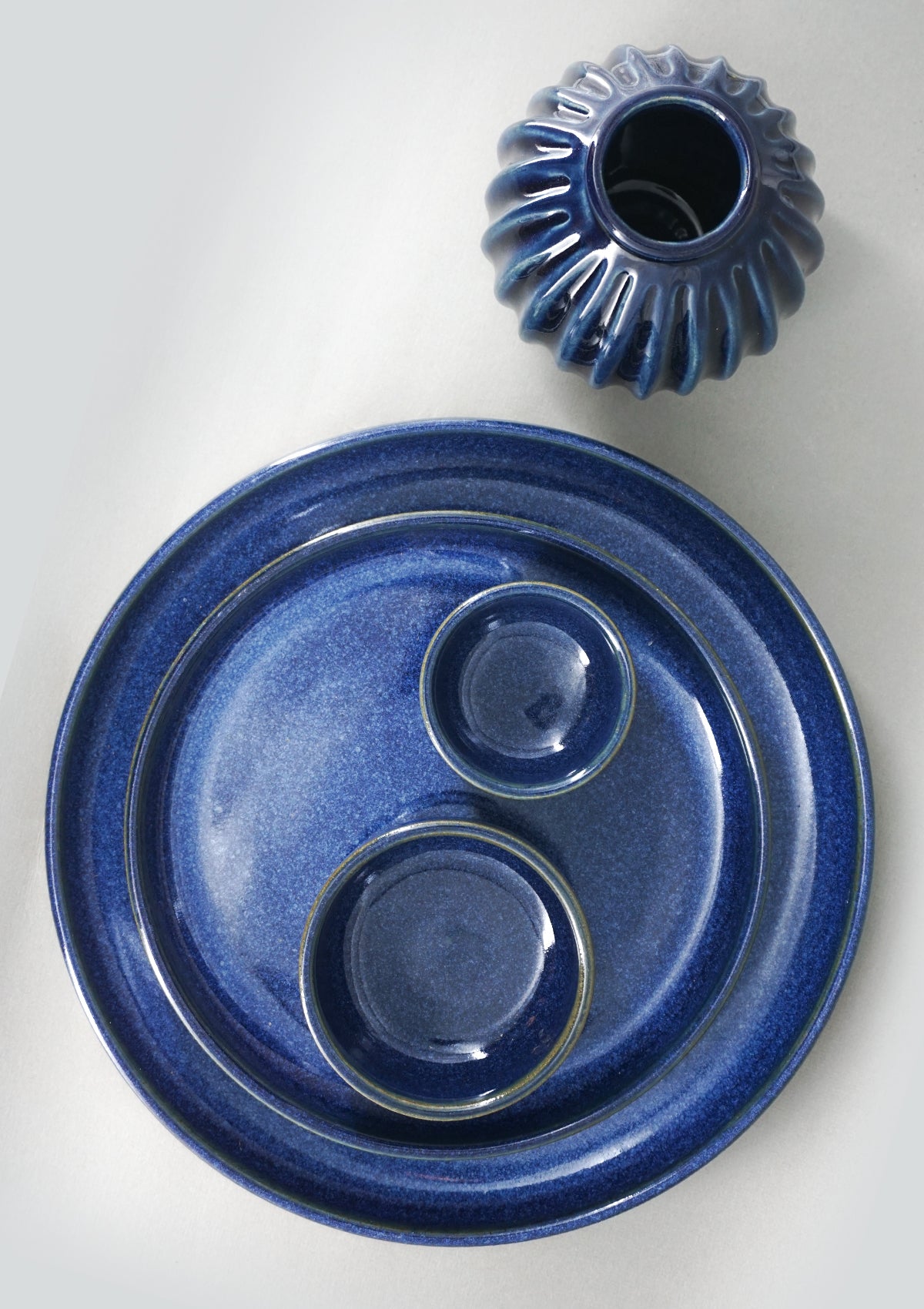 Ceramic dinnerware set with mini vase in deep blue