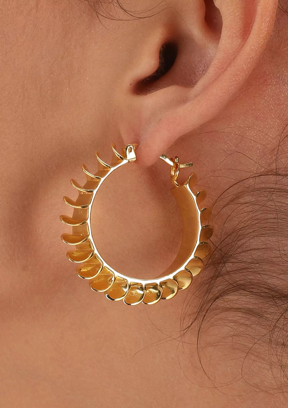Sculpted wavy hoop earrings for women