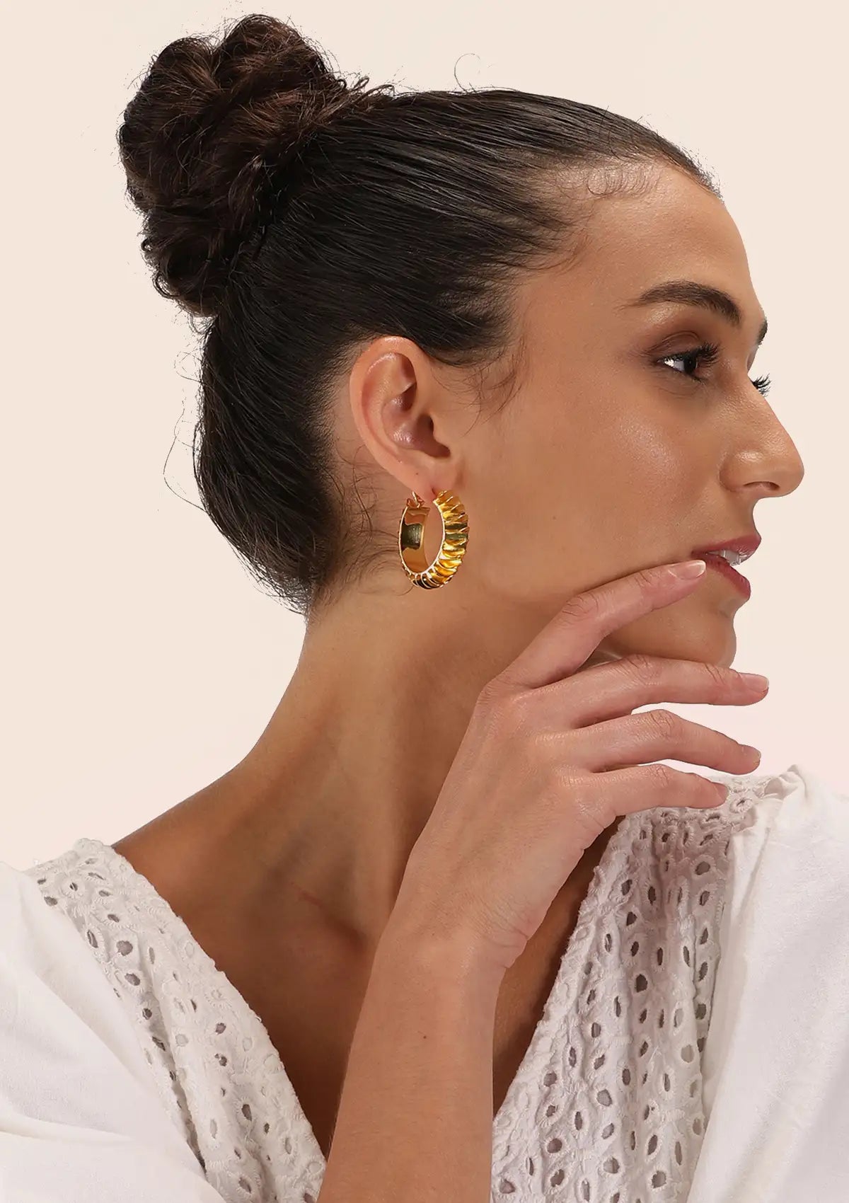 Sculpted wavy hoop earrings for women