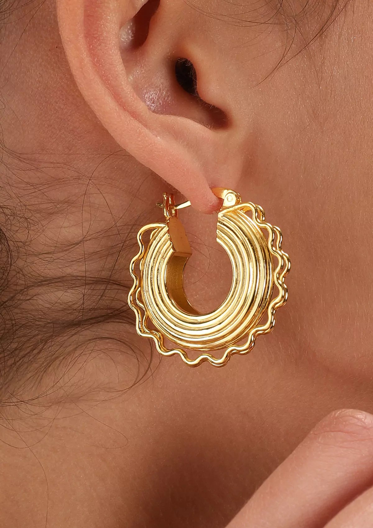Wavy ribbed hoop earrings for women